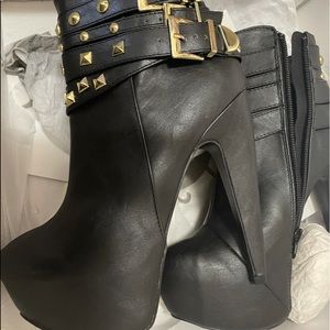 Sexy Brand New Boots!!!! Size 8m Black with Gold Studs 🧡🧡🧡